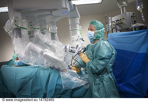 Reportage In An Operating Theatre During A Hysterectomy Using The Da