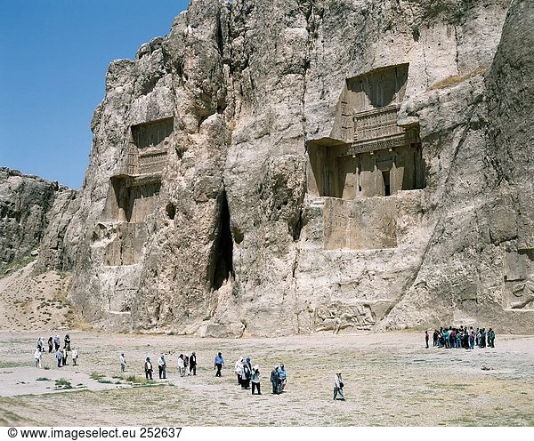 10560072 Achaemenische Gräber Felsen-Gräber Iran Naher Osten Kultur Naghsch-e Rostam Touristen antike antike