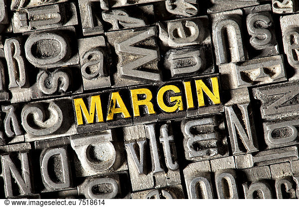 'Alte Bleilettern bilden das englische Wort ''MARGIN'''