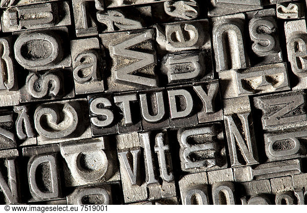 'Alte Bleilettern bilden das englische Wort ''STUDY'''