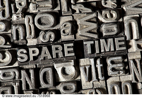 'Alte Bleilettern bilden den englischen Begriff ''SPARE TIME'''