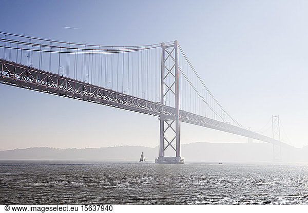 25. April Brücke über den Tejo gegen den Himmel  Lissabon  Portugal