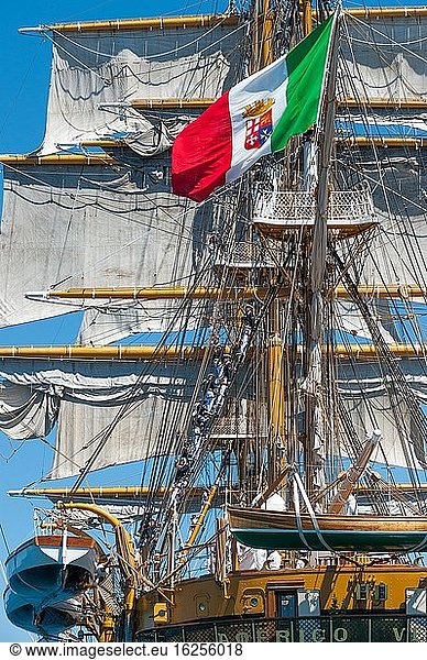 22. August 2020 - Die italienische Marine segelt mit dem Großsegler AMERIGO VESPUCCI in den Hafen von Taranto  Italien. Das Schiff Amerigo Vespucci ist das Ausbildungsschiff der italienischen Militärakademie der Marine.