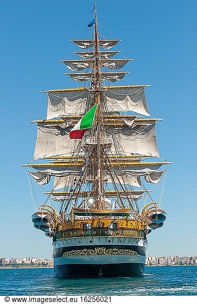 22. August 2020 - Die italienische Marine segelt mit dem Großsegler AMERIGO VESPUCCI in den Hafen von Taranto  Italien. Das Schiff Amerigo Vespucci ist das Ausbildungsschiff der italienischen Militärakademie der Marine.