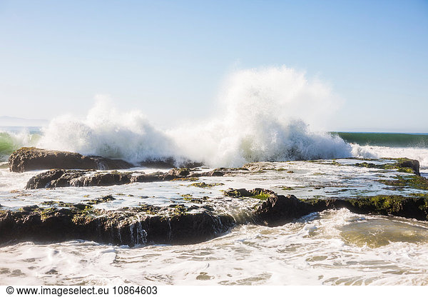 Über Felsen plätschernde Wellen  Santa Barbara  Kalifornien  USA