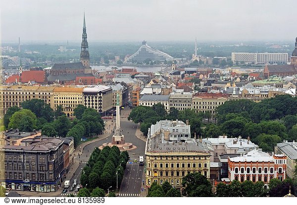 über  Stadt  Ansicht  Riga  Hauptstadt  Luftbild  Fernsehantenne  Allee  Lettland  Nordeuropa  alt