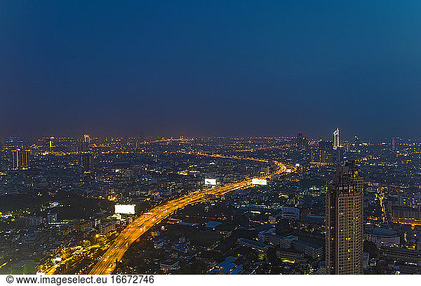 Überblick über Bangkok in der Abenddämmerung