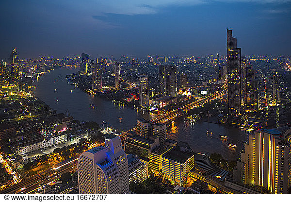 Überblick über Bangkok mit dem Fluss Chao Praya in der Abenddämmerung