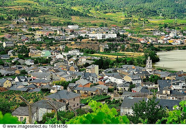 Überblick über das Dorf Petin  Orense  Spanien