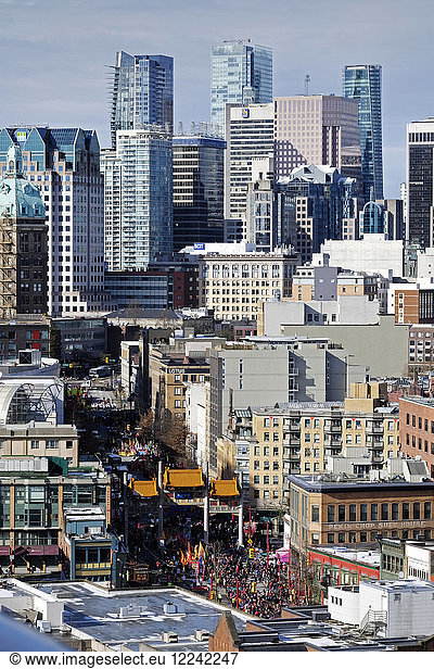 Überblick über das Stadtzentrum mit dem Millennium Gate in Chinatown Gate und der chinesischen Neujahrsparade  Vancouver  British Columbia  Kanada