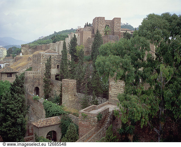 Überblick über die Alcazaba in Málaga mit verstärkten Doppelmauern  quadratischen Türmen und Toren.