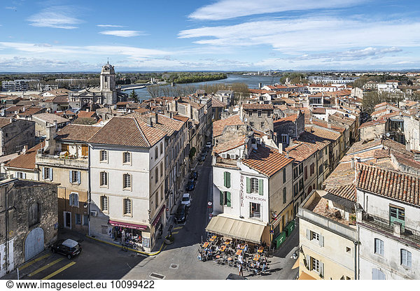 Überblick über die Altstadt  hinten Fluss Rhone  Arles  Provence-Alpes-Côte d'Azur  Frankreich  Europa