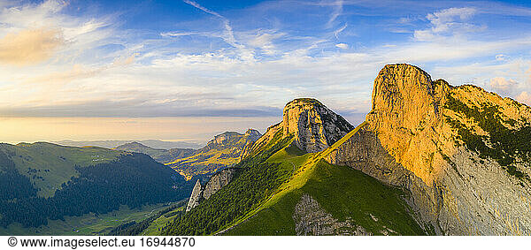 Überblick über die Berge Staubern und Hoher Kasten von der Saxer Lucke bei Sonnenuntergang  Kanton Appenzell  Alpsteinkette  Schweiz  Europa