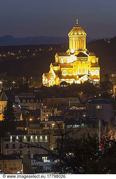 Überblick über die Kathedrale der Heiligen Dreifaltigkeit und Tiflis in der Morgendämmerung  Georgien  Kaukasus  Naher Osten  Asien