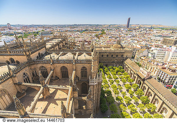 Überblick über die Kathedrale von Sevilla und den Patio De Los Naranjos vom Glockenturm der Giralda  UNESCO-Weltkulturerbe  Sevilla  Andalusien  Spanien