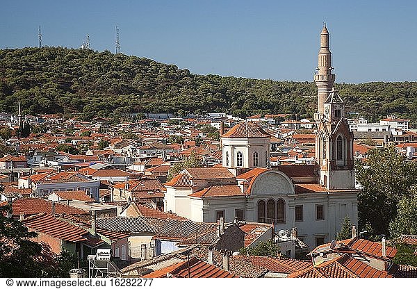 Überblick über die Saatli Cami Moschee  alte Hagia Ianni Kirche  die in eine Moschee umgewandelt wurde  im Stadtzentrum  Ayvalik  Antike Kydonies  Balikesir  Ägäisregion  Türkei  Europa.