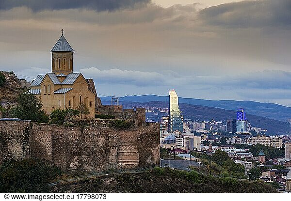 Überblick über die Sankt-Nikolaus Kirche und Tiflis in der Morgendämmerung  Georgien  Kaukasus  Naher Osten  Asien