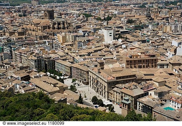Überblick über Granada von Torre De La Vela: Plaza Nueva im Vordergrund und Kathedrale im Hintergrund. Andalusien  Spanien