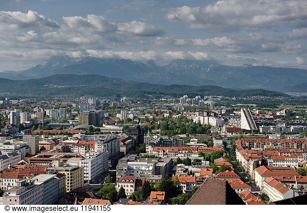 Überblick über Ljubljana  die Hauptstadt Sloweniens  mit dem Marienberg und den fernen Kamnik-Savinja-Alpen von der Burg von Ljubljana aus.