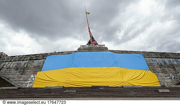 Überdimensionale ukrainische Flagge  befestigt am ehemaligen Stalin-Denkmal  darüber Prager Metronom  Prag  Tschechien  Europa