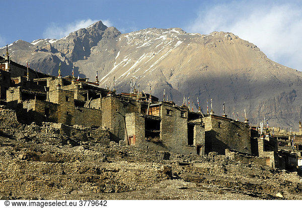 Übereinander geschachtelte Häuser aus Stein mit flachen Dächern vor Gebirgsmassiv Nar Nar-Phu Annapurna Region Nepal
