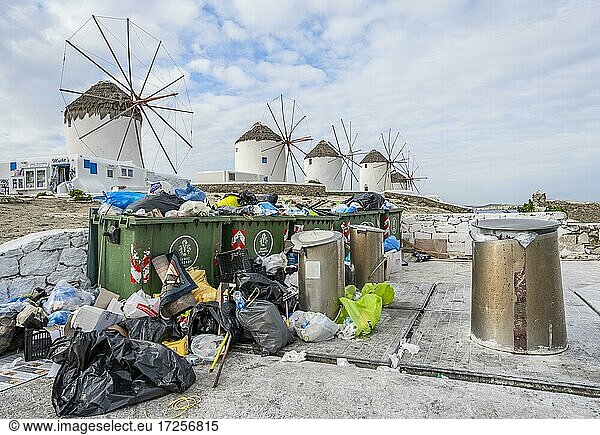 Überfüllte Mülleimer  Problem von Massentourismus  Windmühlen  Mykonos  Kykladen  Ägäis  Griechenland  Europa