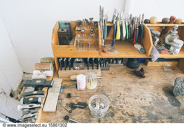 Überkopfschuss einer hölzernen Werkbank mit verschiedenen Werkzeugen und Materialien