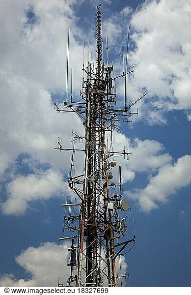 Überladener Antennenmast  hier in Neapel  Kampanien  Italien  Europa