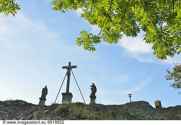 überqueren Berggipfel Gipfel Spitze Spitzen Figur Heiligkeit Kreuz Deutschland Hessen