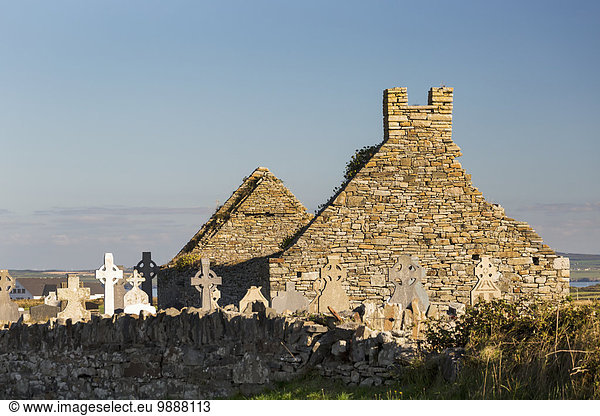 überqueren Stein Himmel Kirche blau Kreuzform Kreuz Kreuze Clare County keltisch Friedhof Irland alt