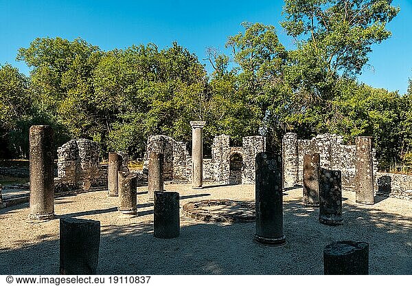 Überreste des Baptisteriums in den archäologischen Ruinen von Butrint oder im Butrinto Nationalpark in Albanien