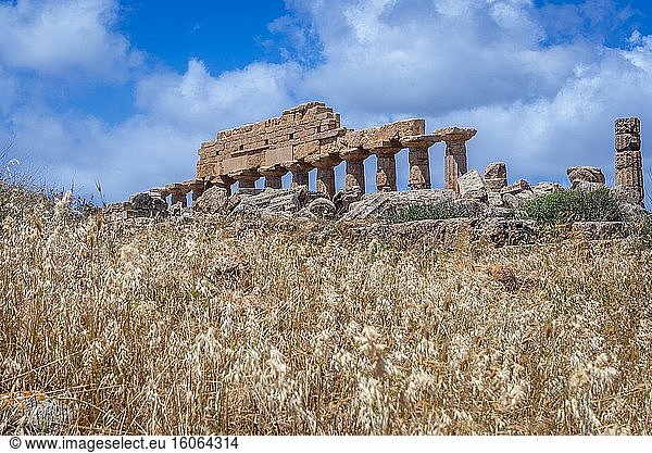 Überreste des Tempels C - Apollo-Tempel auf der Akropolis der antiken griechischen Stadt Selinunte an der Südwestküste Siziliens in Italien.