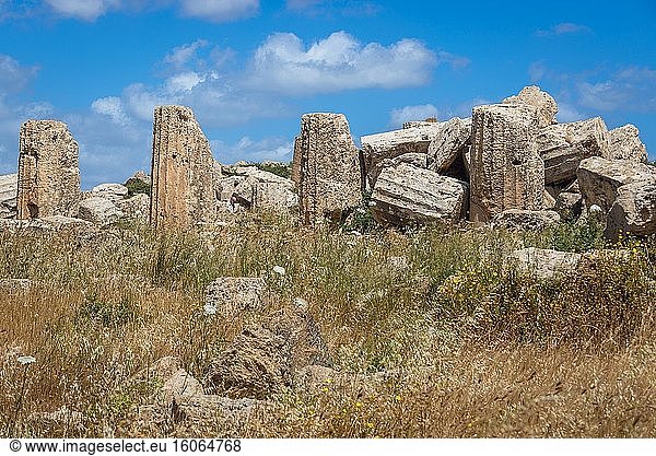 Überreste des Tempels F auf dem Osthügel der antiken griechischen Stadt Selinunte an der Südwestküste Siziliens in Italien.