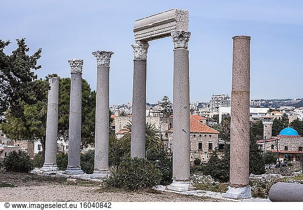 Überreste einer römischen Säulenstraße neben einer Kreuzritterburg in Byblos  der größten Stadt im Gouvernement Mount Lebanon im Libanon.