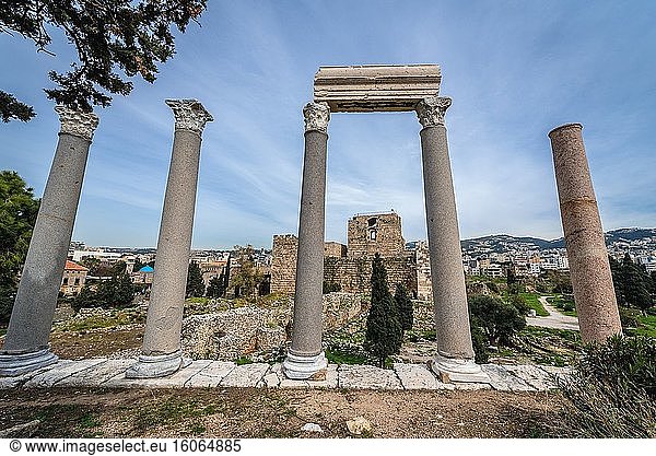Überreste einer römischen Säulenstraße und einer Kreuzritterburg in Byblos  der größten Stadt im Gouvernement Mount Lebanon im Libanon.