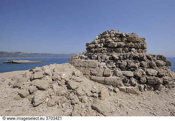 Überreste eines Wachturms oder Leuchtturms Kap Fo_rni Rhodos Griechenland Europa