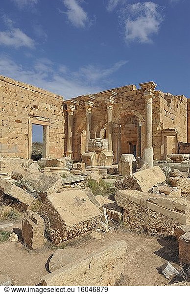 Überreste  erhaltener Medusenkopf mit Säulen  neues Forum  Ruinenstadt Leptis Magna  Libyen  Afrika