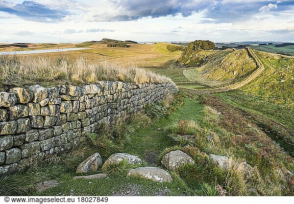 Überreste römischer Befestigungsanlagen auf Moorland  Blick vom Crag Lough nach Osten  Hadrianswall  Northumberland N. P. Northumberland  England  Oktober