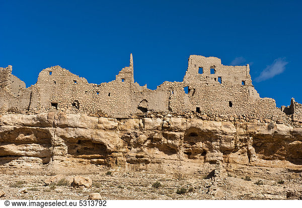 Überreste  Ruinen eines verlassenen Dorfes  Ksar Meski auf einer Felsklippe  Ziz-Tal  Südmarokko  Marokko  Afrika