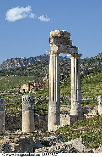 Überreste und Säulen in Hierapolis  Hieropolis  bei Pamukkale  Denizli  Westtürkei  Türkei  Asien