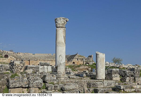 Überreste und Säulen in Hierapolis  Hieropolis  bei Pamukkale  Denizli  Westtürkei  Türkei  Asien