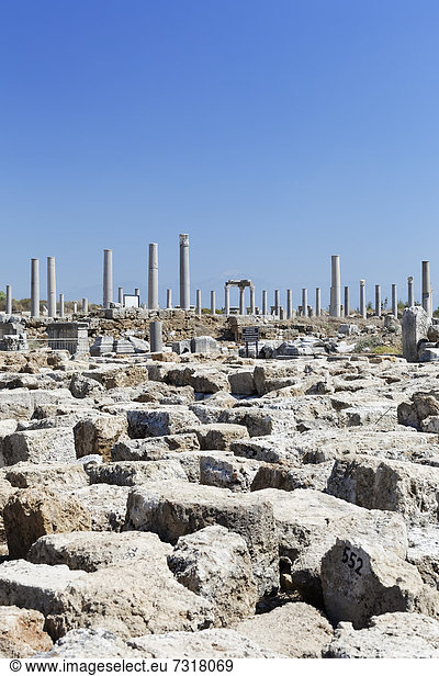 Überreste und Säulenallee der Agora,  Marktplatz in der antiken Ausgrabungsstätte in Perge,  Aksu,  Türkische Riviera,  Antalya,  Türkei,  Asien