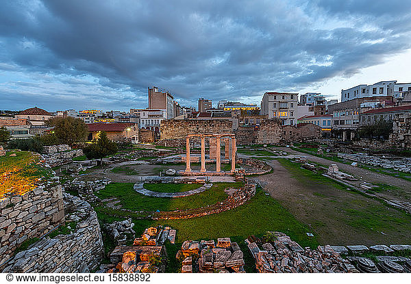 Überreste von Hadrians Bibliothek in der Altstadt von Athen  Griechenland.