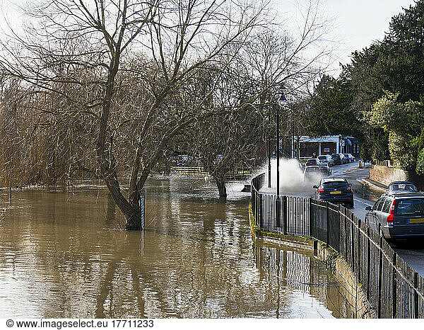 Überschwemmungswasser spritzt auf die Straße; Cobham  Surrey  England