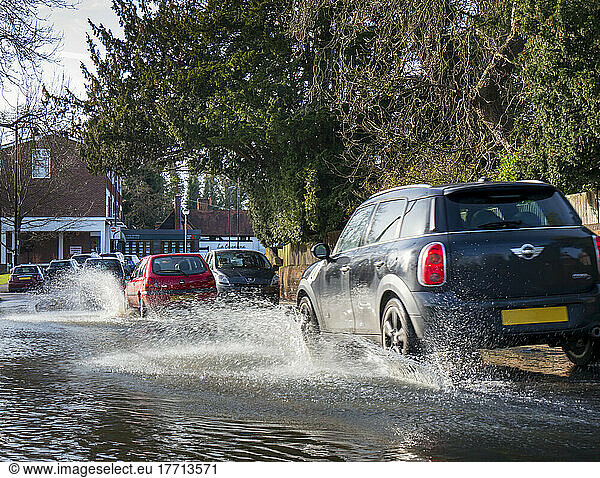 Überschwemmungswasser spritzt auf die Straße; Cobham  Surrey  England