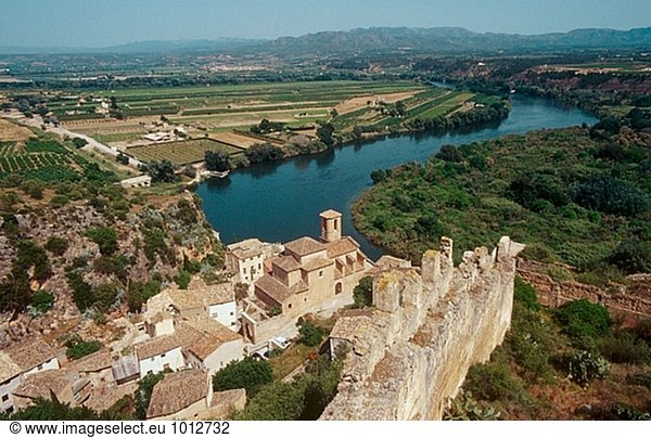 Übersicht über Miravet Pfarrkirche und Ebre rive von Templer Burg. Provinz Tarragona. Catalunya. Spanien