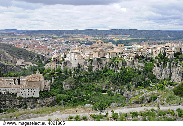 Übersicht  Tal  Stadtansicht  Häuser  Hotel Parador  Cuenca  Kastilien La Mancha  Spanien  Europa