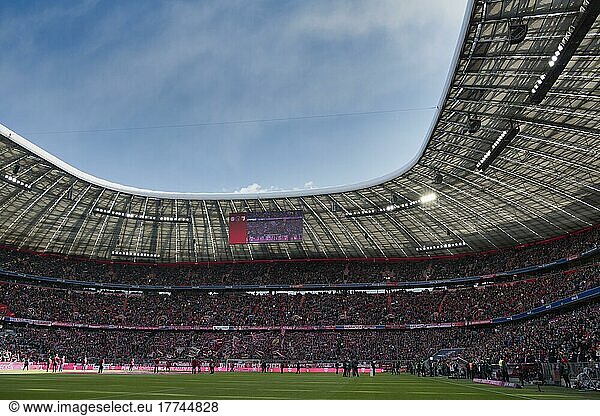 Übersicht  voll besetztes  ausverkauftes Stadion  Allianz Arena  München  Bayern  Deutschland  Europa