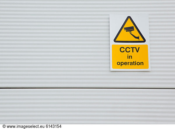 Überwachungskamera-Schild an der Lagertür