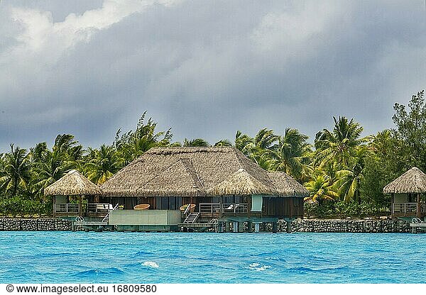 Überwasserbungalows des Hilton Bora Bora Nui Resort Hotels auf der Insel Bora Bora.